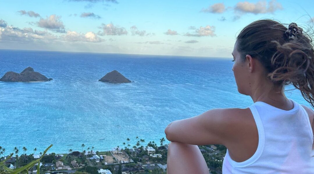 innere Einstellung, hier Stefanie Hauber sitzend mit Blick auf eine tropische Gegend und Meer