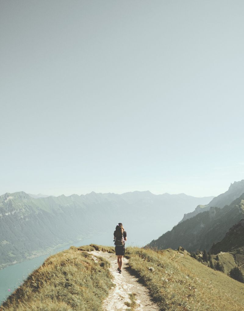 Day Retreat, hier Bergsteigerin auf Wanderweg kurz vor dem Gipfel