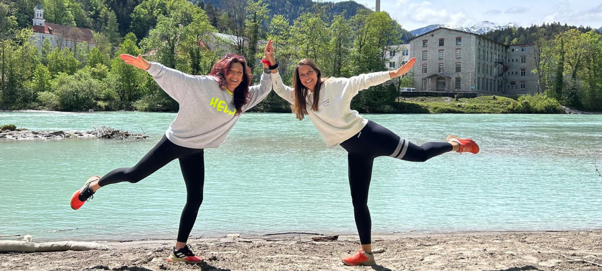 Glückliche Teilnehmerin, hier mit Fitnesspartnerin vor türkisfarbenem See und Bergen im Allgäu